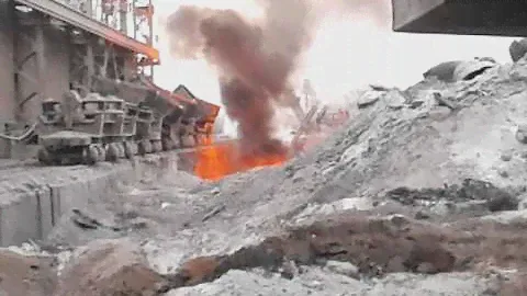 Чуть не прилетело. Сброс шлака.